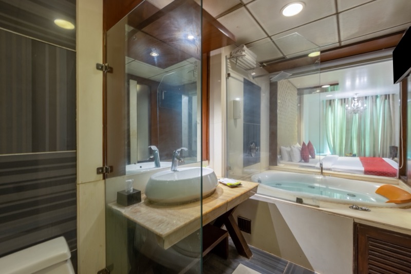 Jacuzzi & Baths at Hotel Aura New Delhi