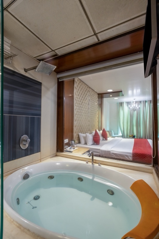 Jacuzzi & Baths at Hotel Aura New Delhi