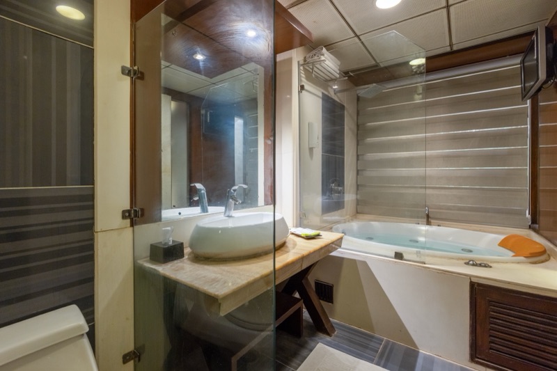 Jacuzzi & Baths at Hotel Aura New Delhi