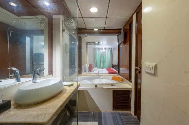 Jacuzzi & Baths at Hotel Aura New Delhi