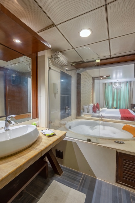 Jacuzzi & Baths at Hotel Aura New Delhi