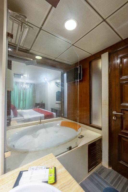 Jacuzzi & Baths at Hotel Aura New Delhi
